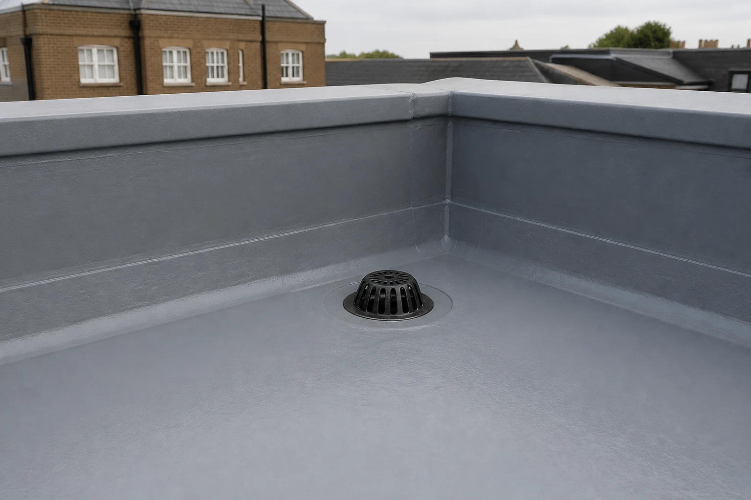 Flat roof outlet protected by liquid membrane